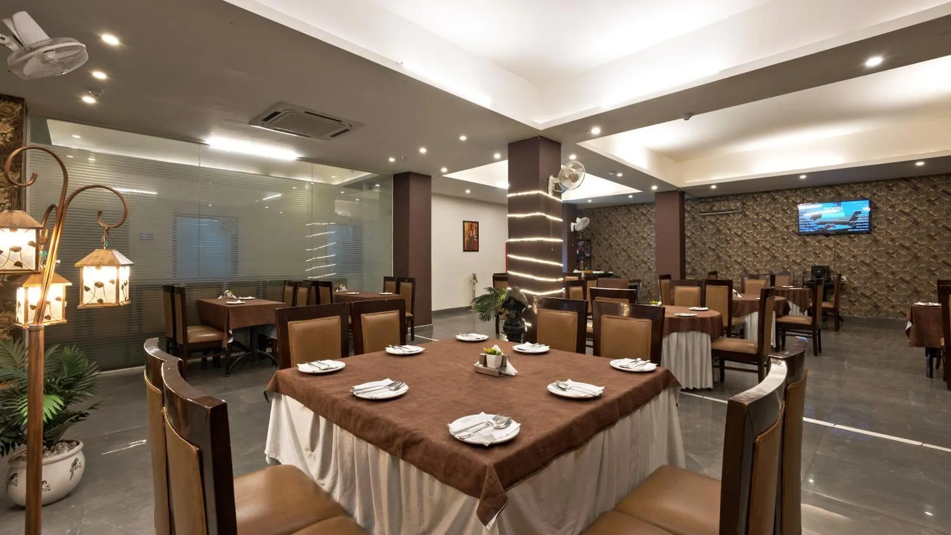 Luxury Tashree Hotel At Airport New Delhi