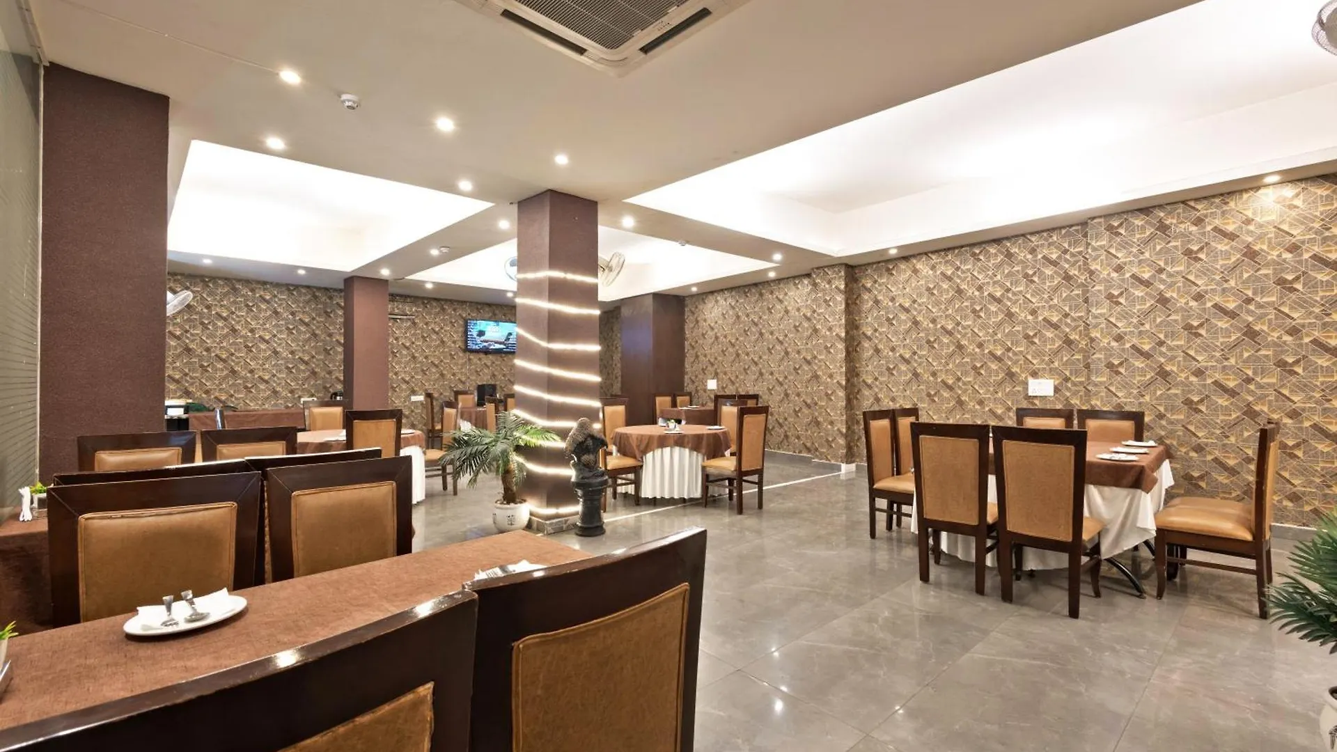 Luxury Tashree Hotel At Airport 뉴델리 4*,  인도